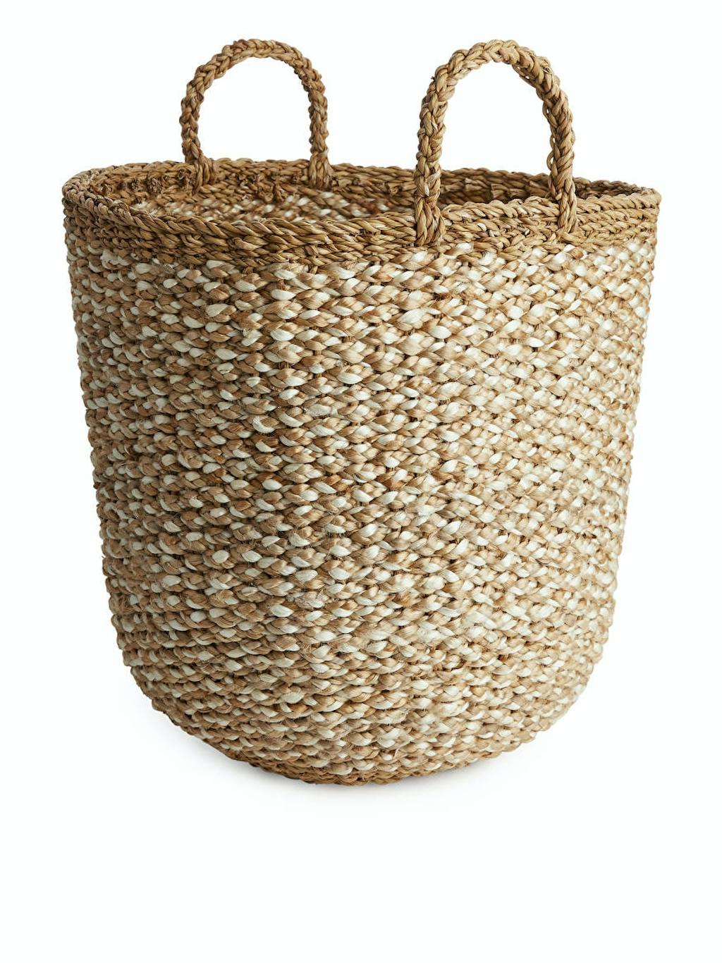 Flet kurv i sandfarver.