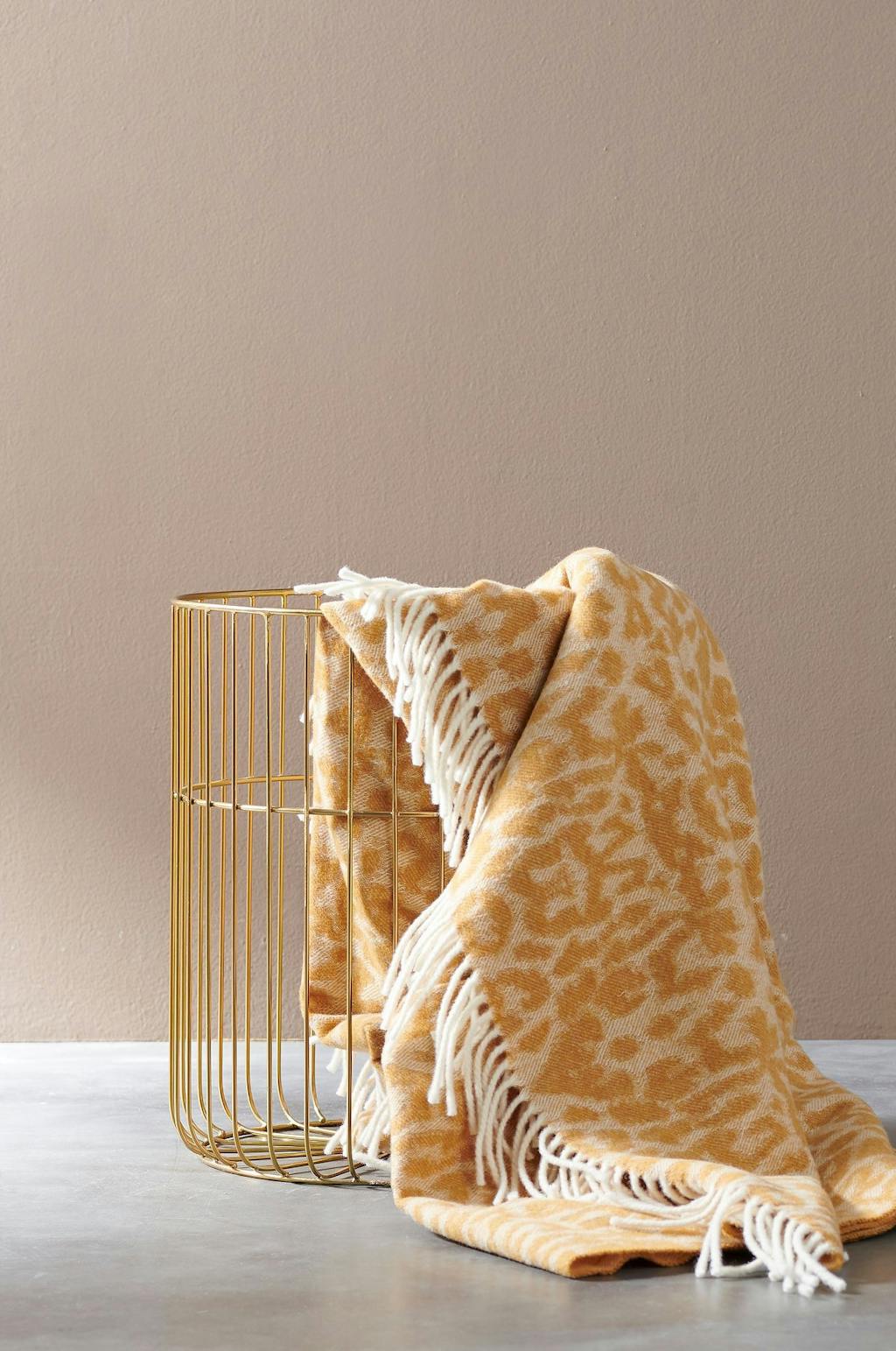 Messingfarvet metalkurv til opbevaring af småting.