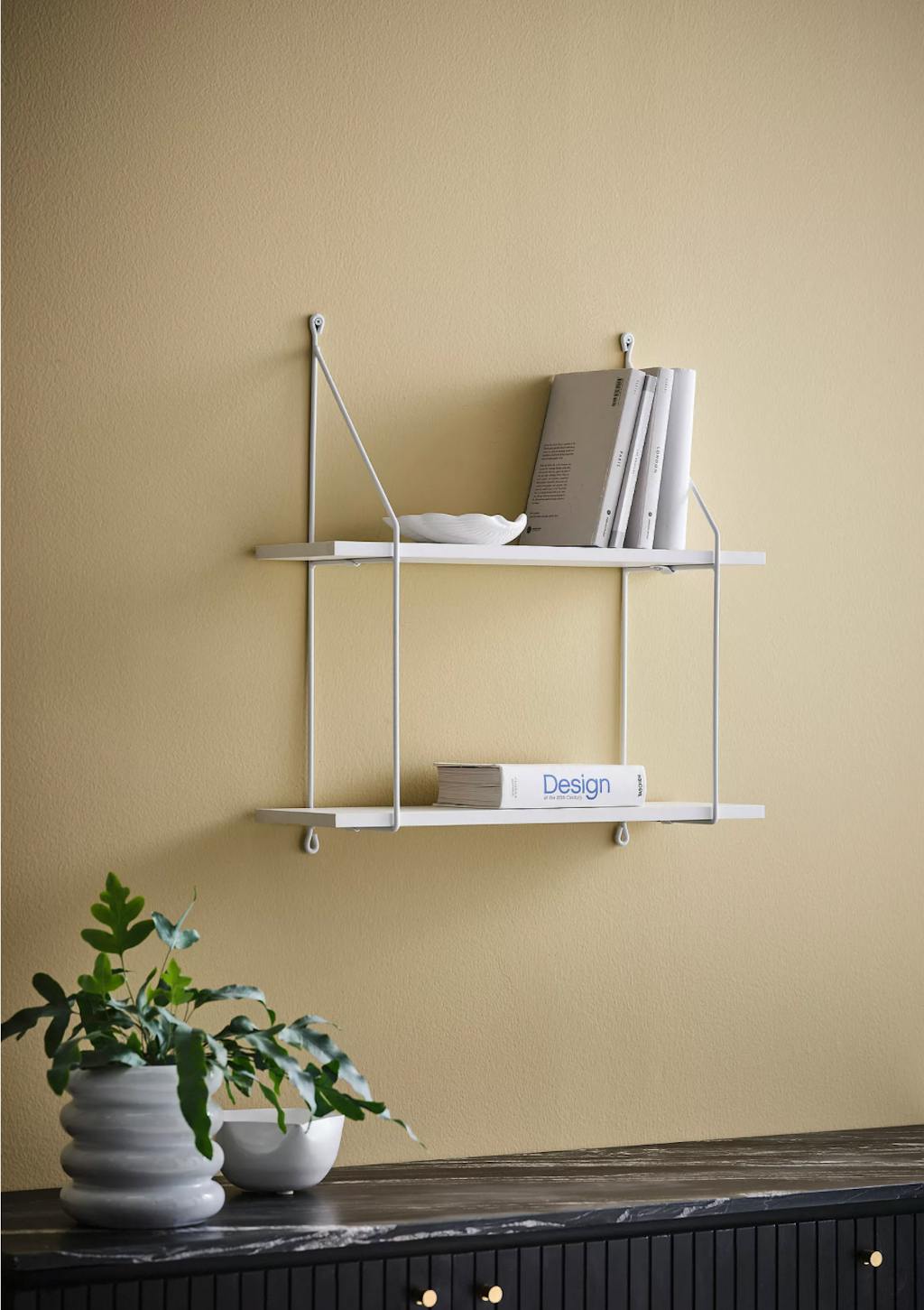 Hvid enkel metal hylde.