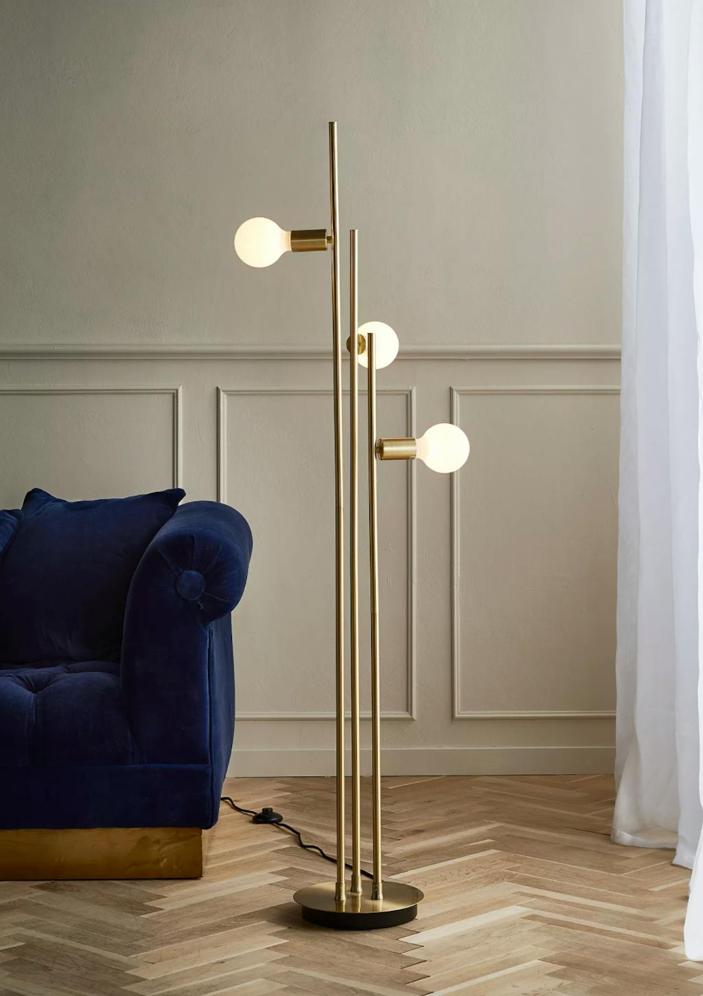 Guldfarvet gulvlampe med tre pærer fra Jotex