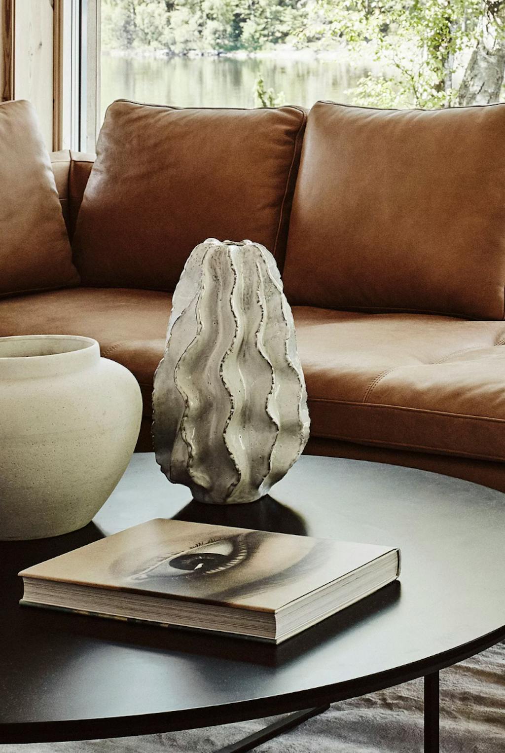 Hvid rustik keramisk vase med riller.