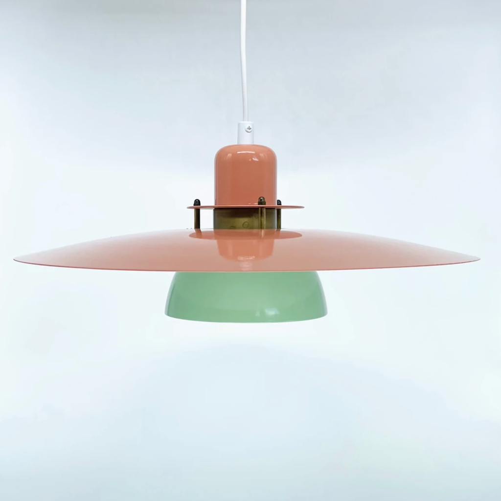 Interiør-og-genbrug-lampe Pendul lampe i pastel grøn og orange farver.