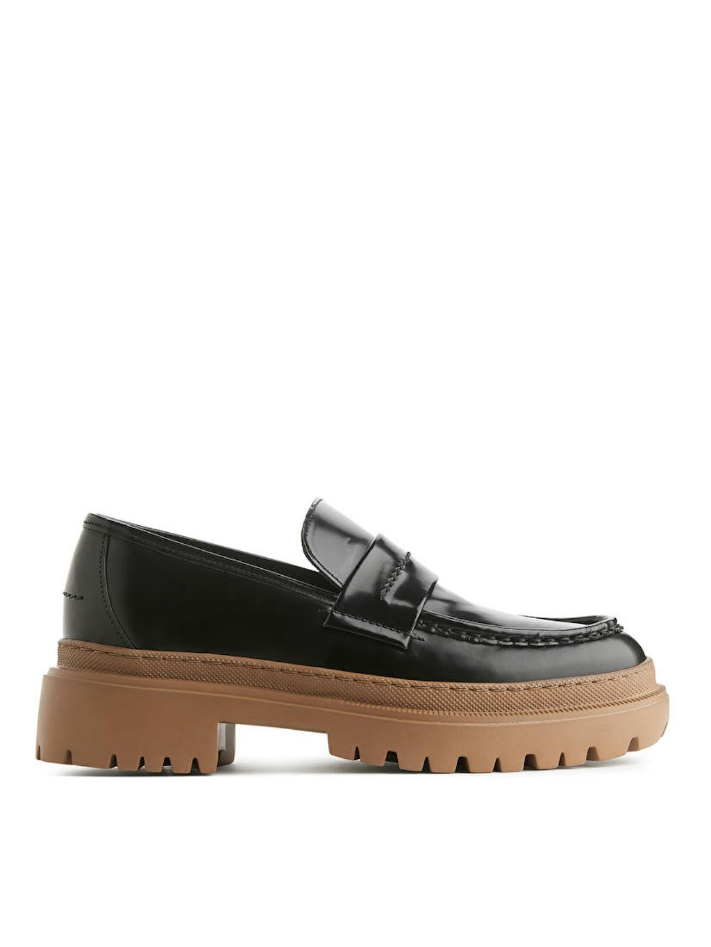 app006prod1 Et par sorte loafers med brun sål.