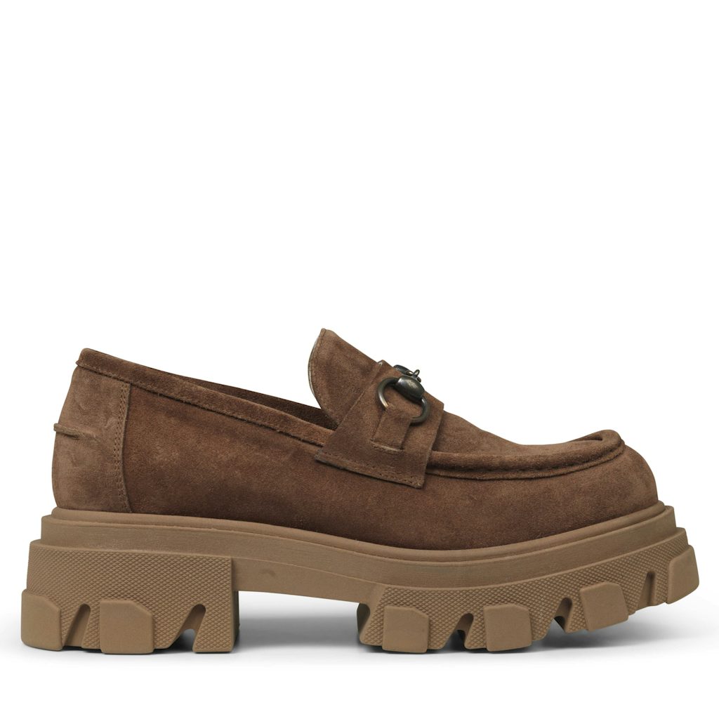 9716B_Crosta_2-scaled Et par brune loafers, der kan bruges til hverdag og fest.