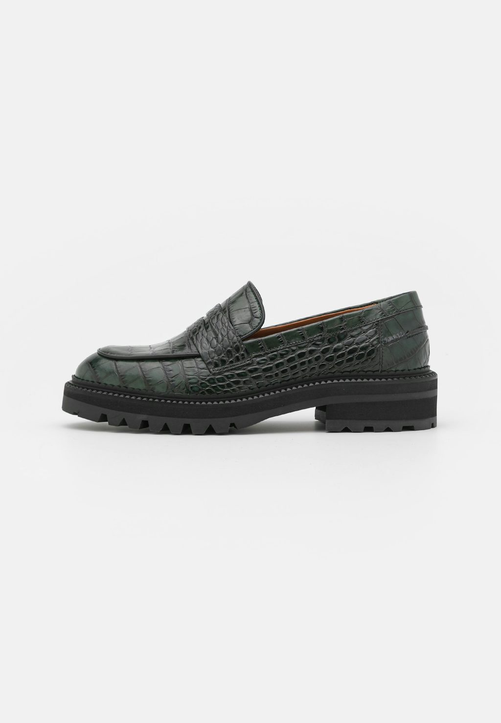 9eab5fa00cf34e43b46511e0051f2507 Et par grønne loafers med slangeskind.