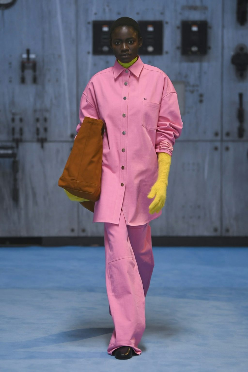 RAF-SIMONS-AW21-LOOK45 Barbie pink er en af sæsonens største tendenser.