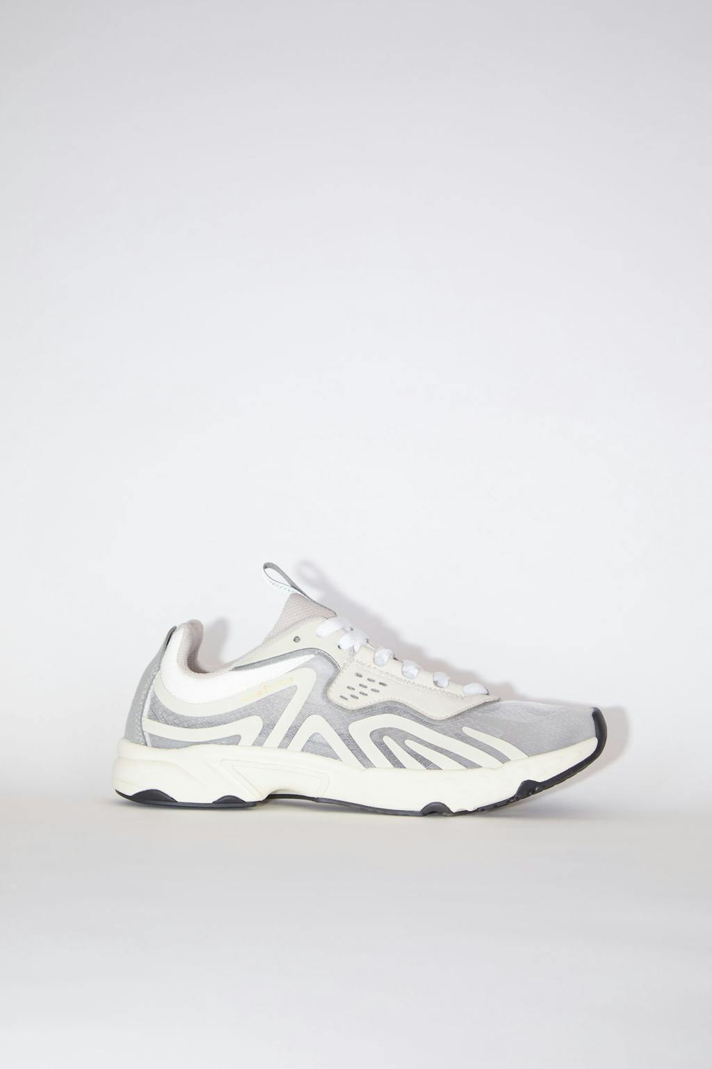 Et par seje sneakers med gennemsigtig dejtalje. Et par seje sneakers med gennemsigtig dejtalje.