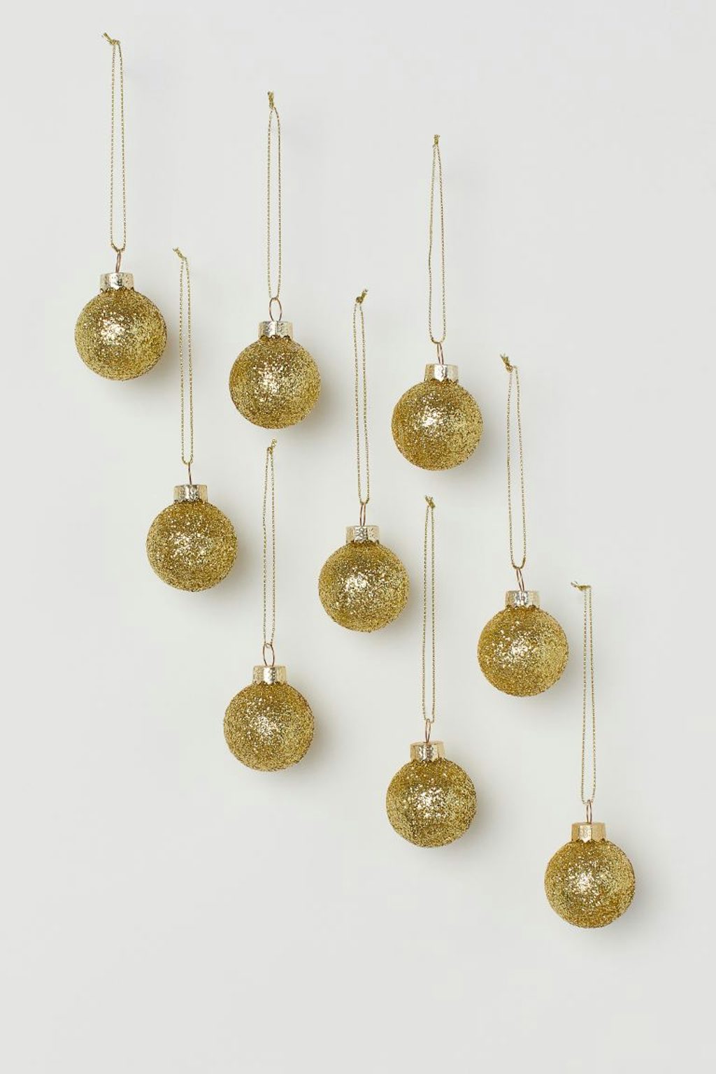 hmgoepprod-10 Julekugler i guld fra H&M Home.