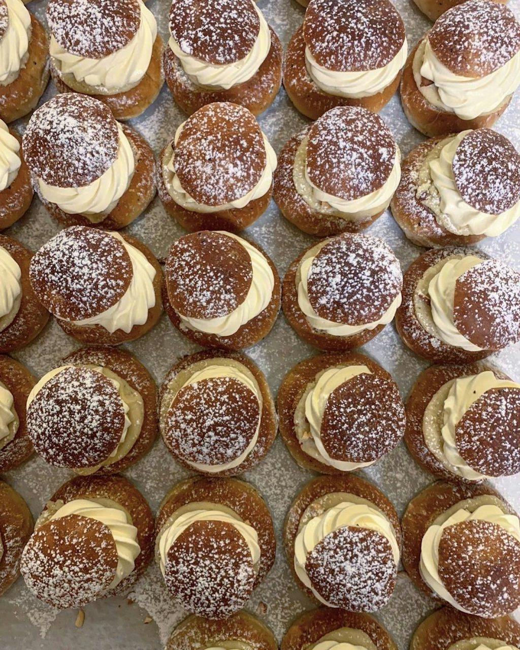 fastelavnsbolle-juno Prøv Junos fantastiske semlor, som er en af de bedste fastelavnsboller i København.