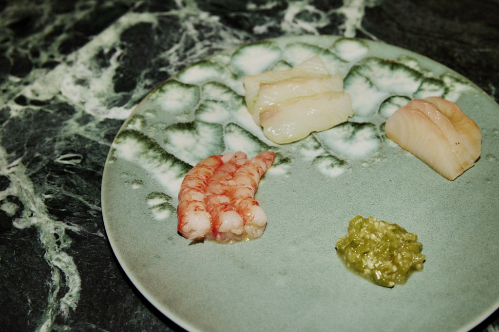 Sashimi-med-helleflynder-arktisk-torsk-og-røde-mazara-rejer