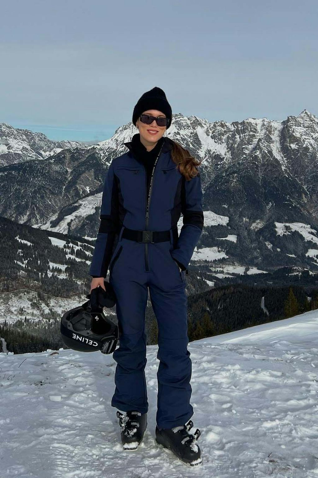 kvinde der staar paa ski kvinde der staar paa ski