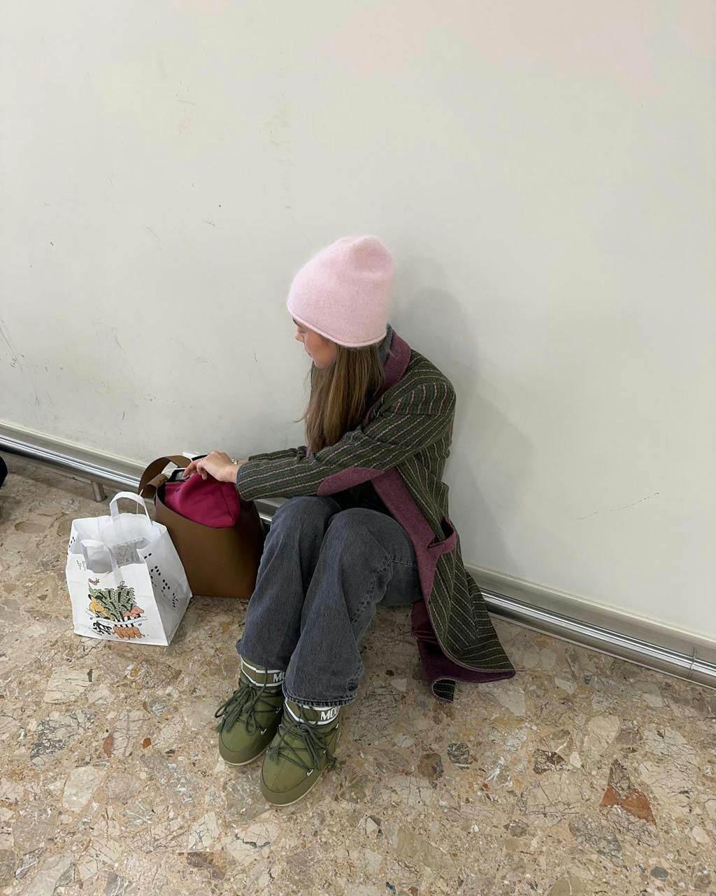 Photo by Martine Emilie Akersveen on December 11, 2023. May be an image of 1 person, duffle coat, fleece, dustpan, turtleneck, boots, parka, bucket and knit.