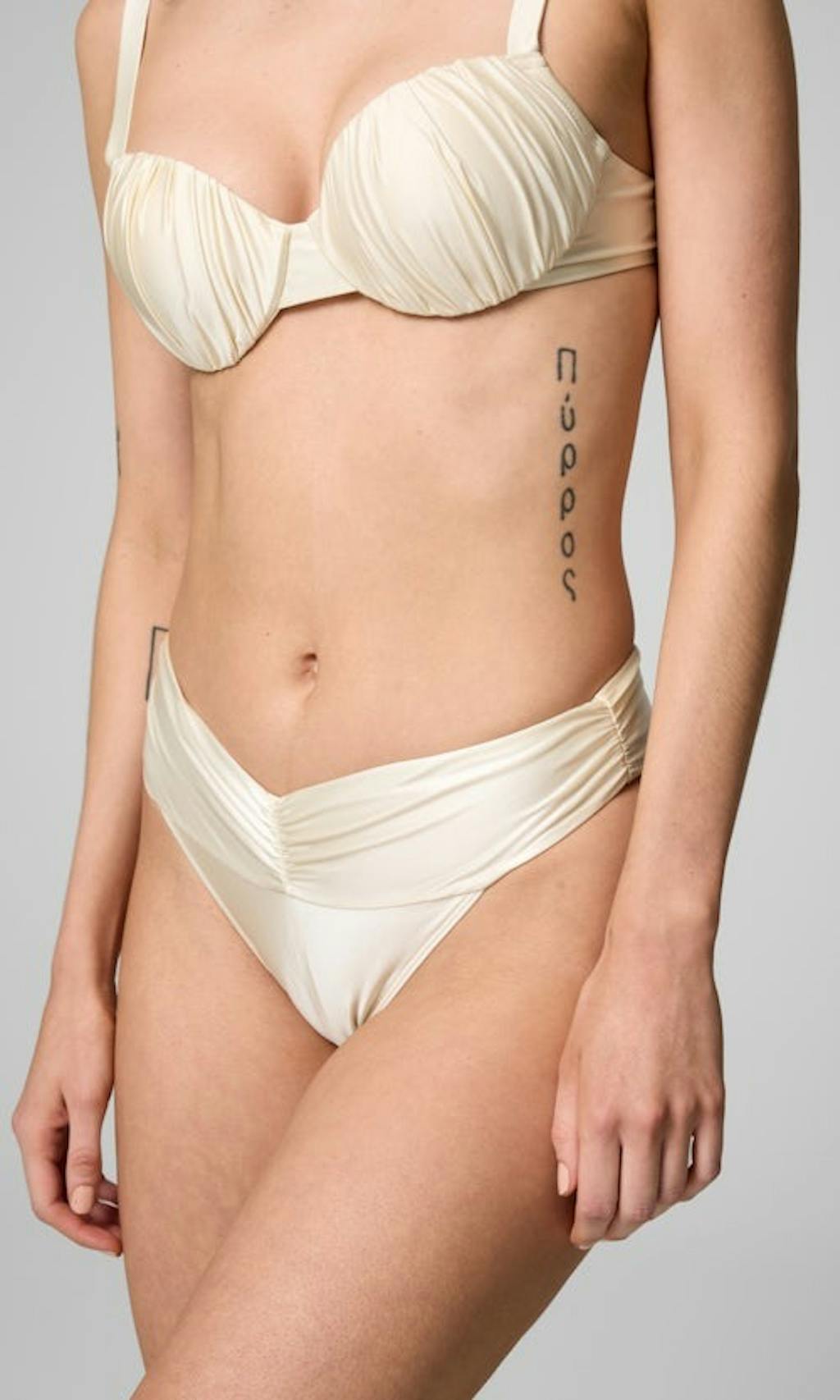 Hvit bikini med draperinger
