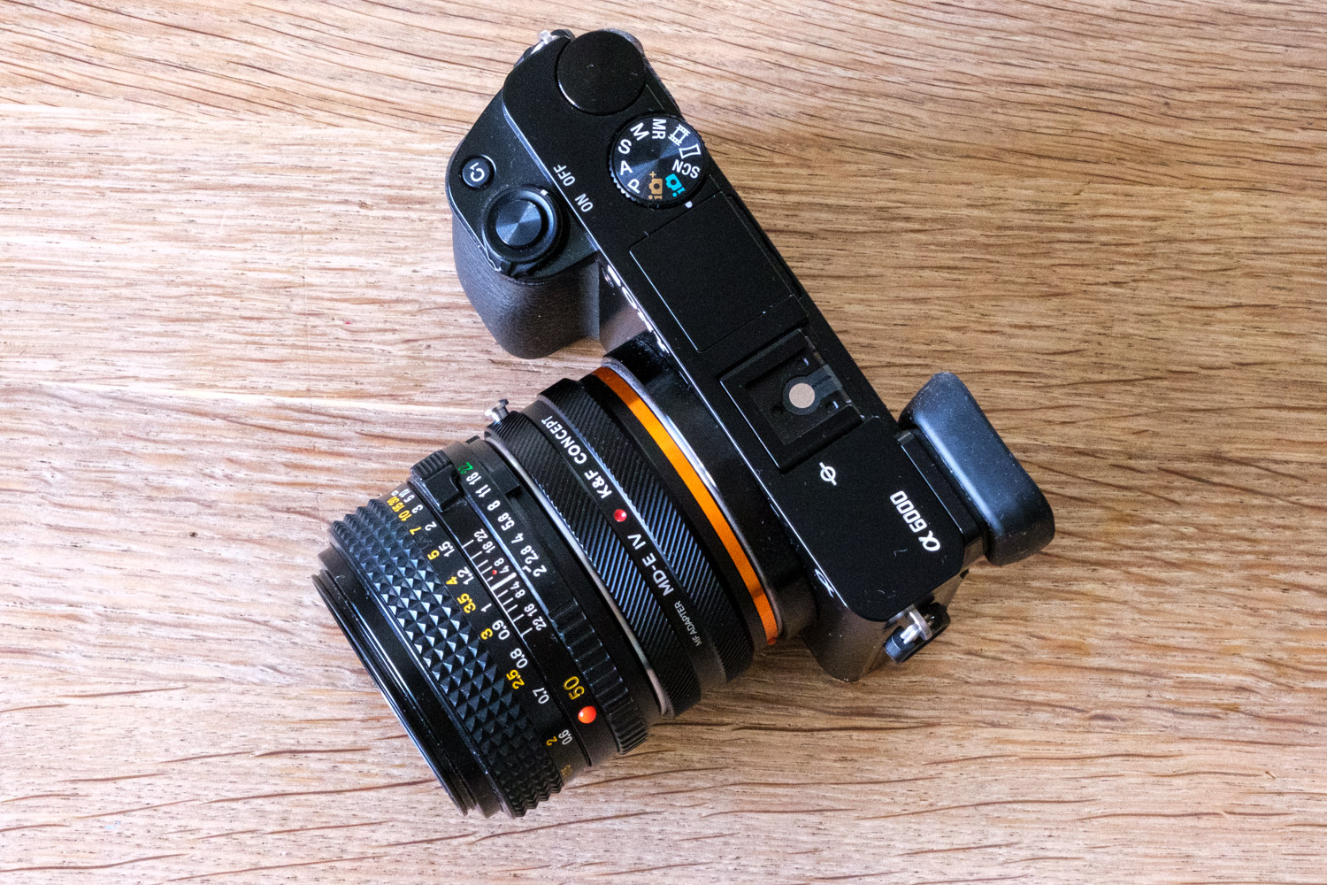 Systemkamera med adapter og objektiv