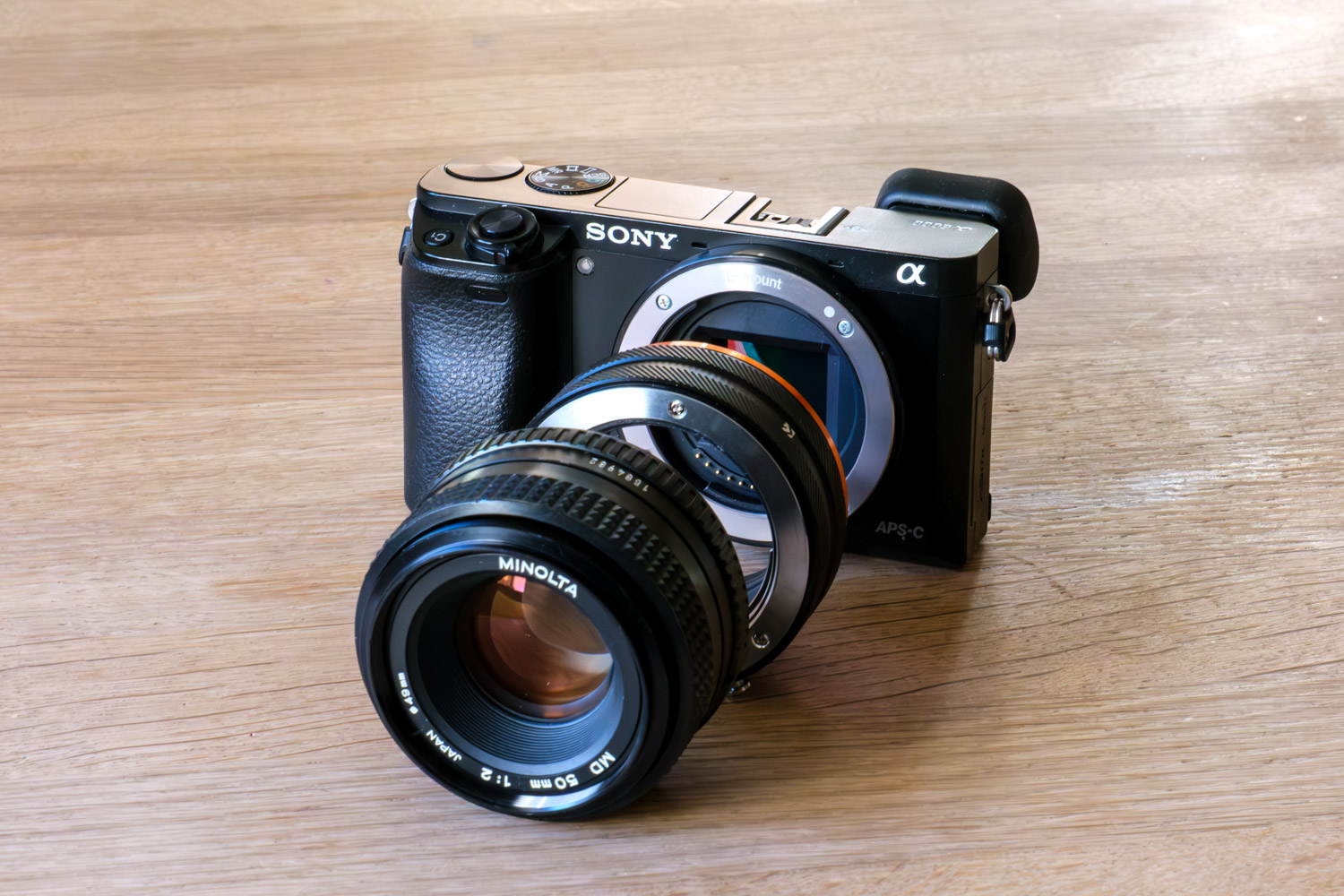 Systemkamera med adapter og analogt objektiv