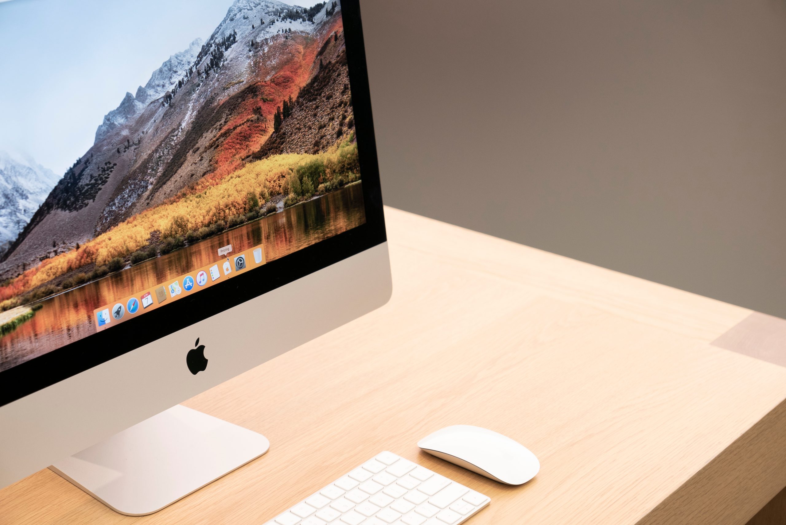 En Mac-skjerm med en vakker naturbakgrunn