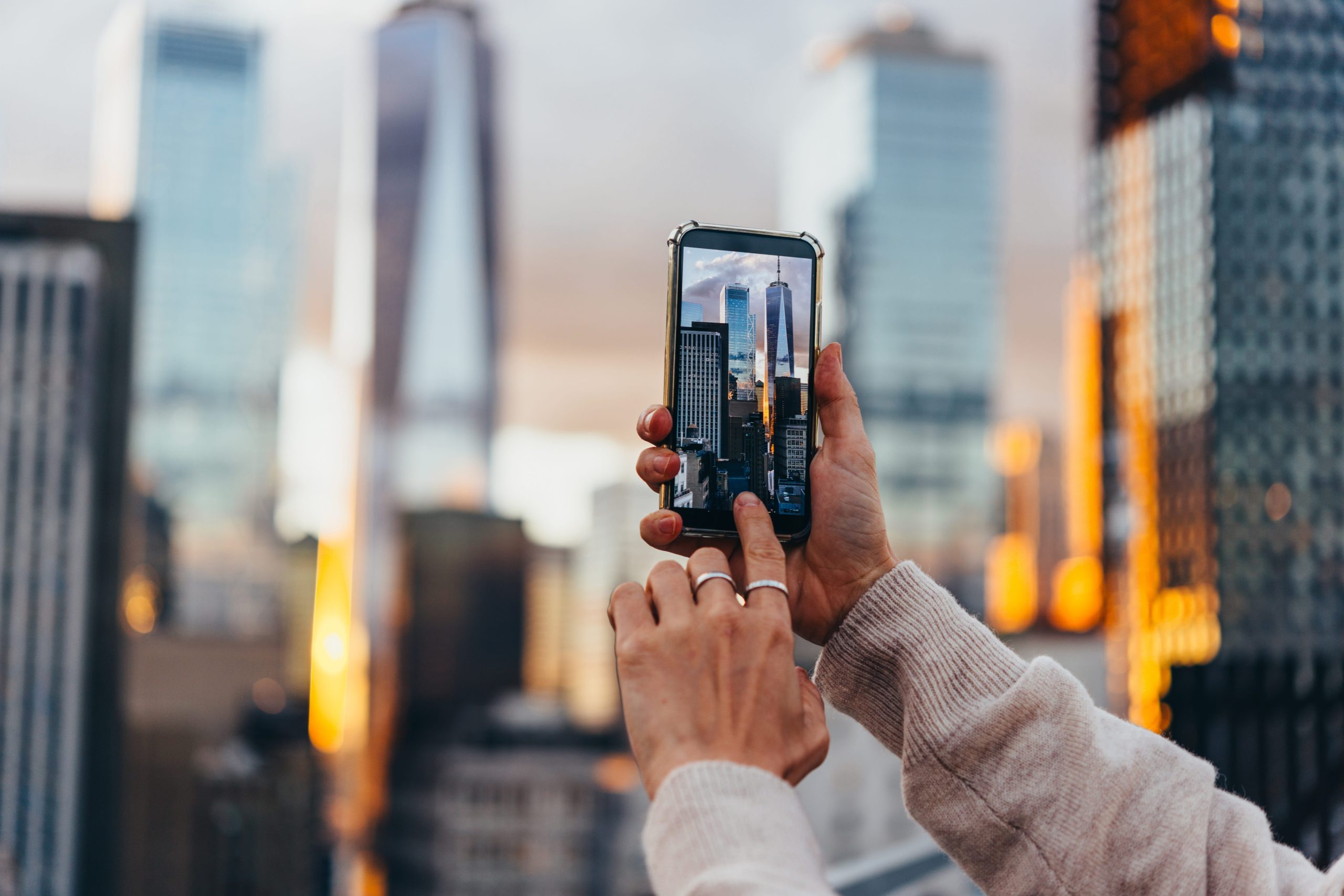 Mobiltelefon tager billede af skyline