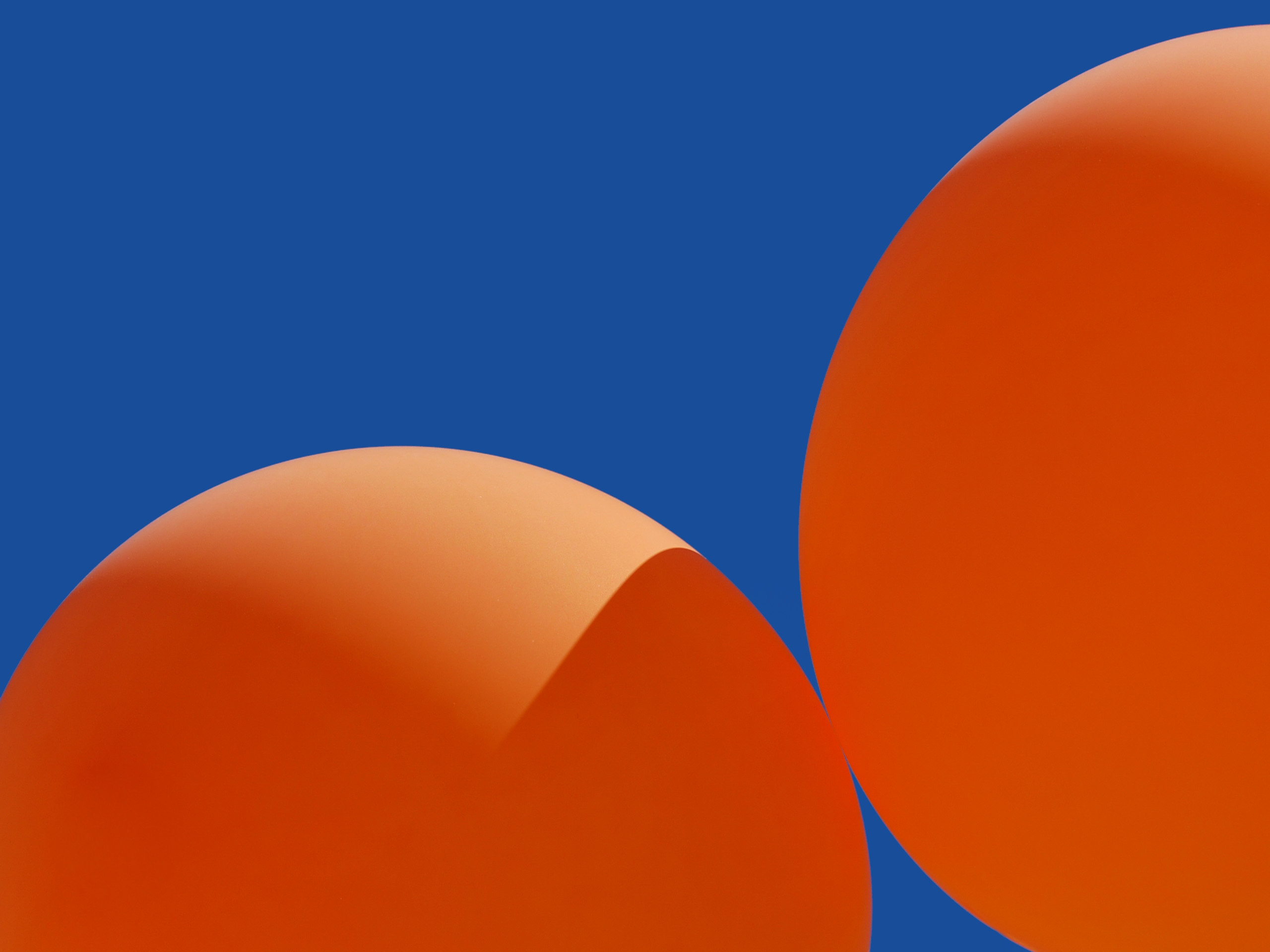 orange ballonger mot blå himmel