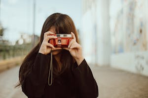 Person med analogt kamera