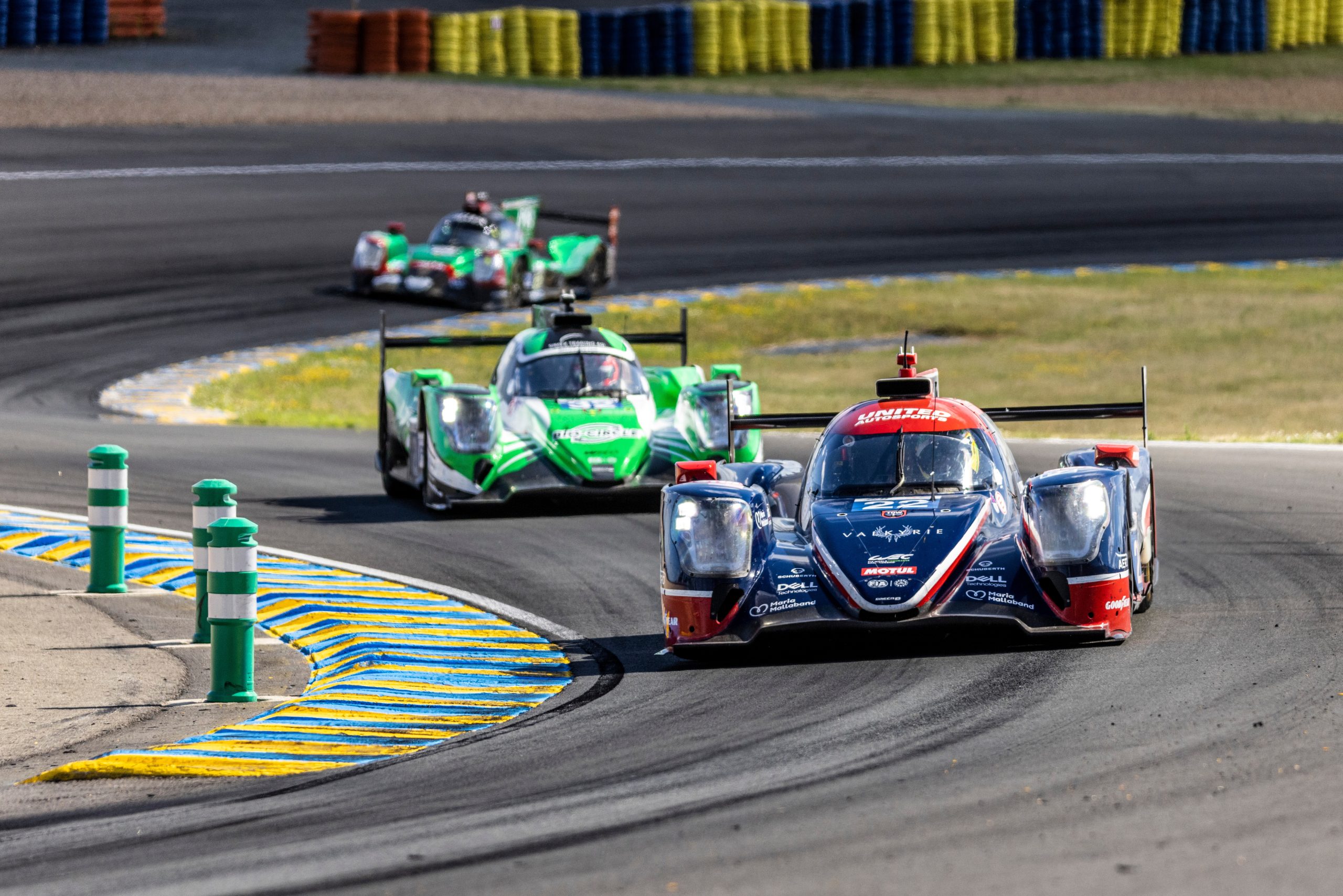 Den snabba slutartiden gör att både bilar och bakgrund blir skarpa.