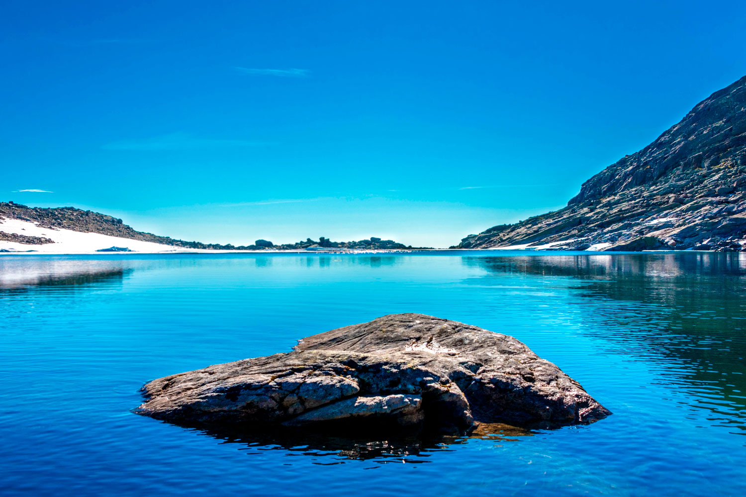 Tässä laajassa maisemakuvassa ei ole ainuttakaan epäterävää pikseliä.