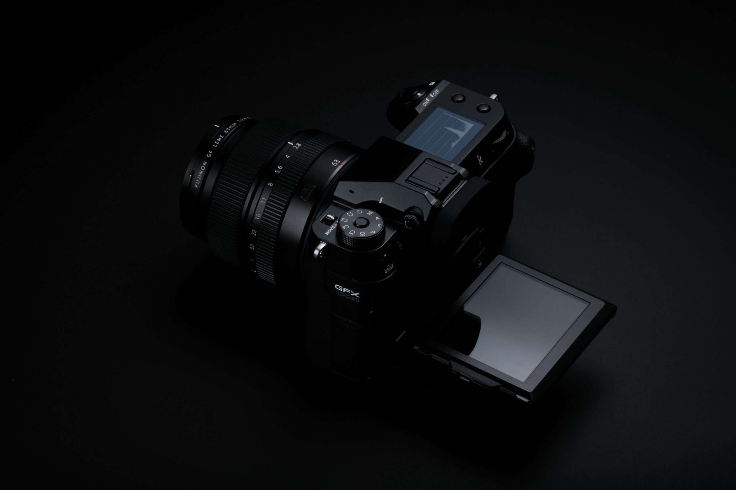 Näyttö kääntyy kolmeen eri suuntaan