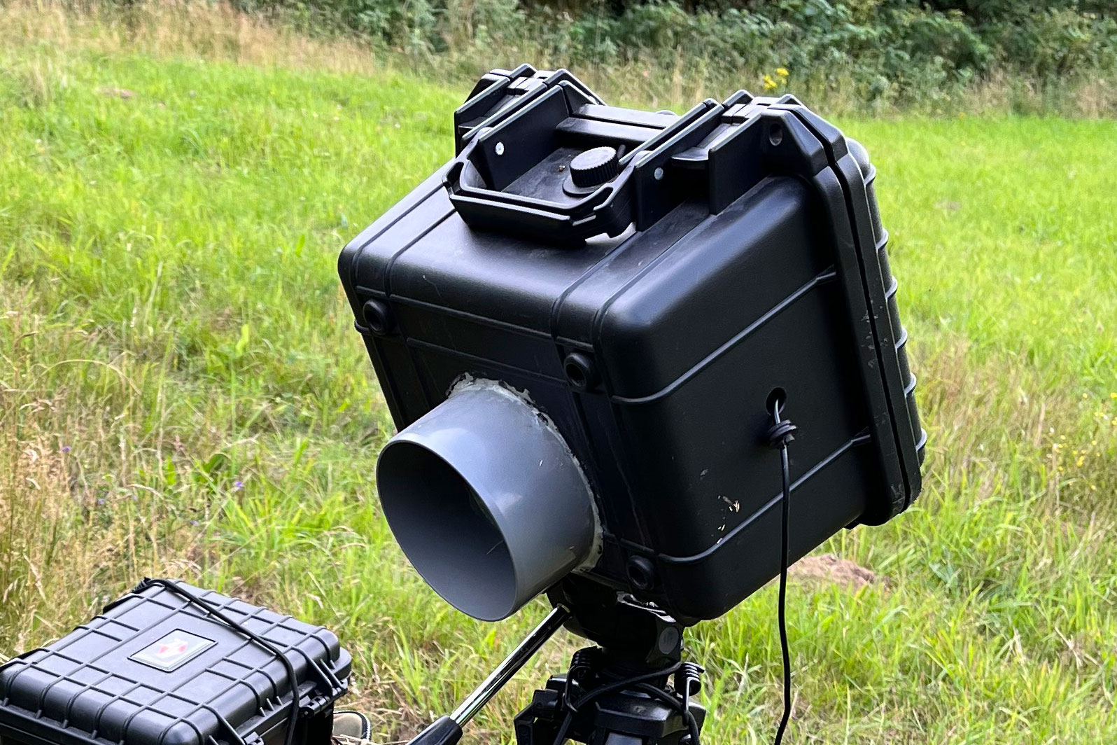 En rimelig vanntett boks fungerer godt til kamerafellen.