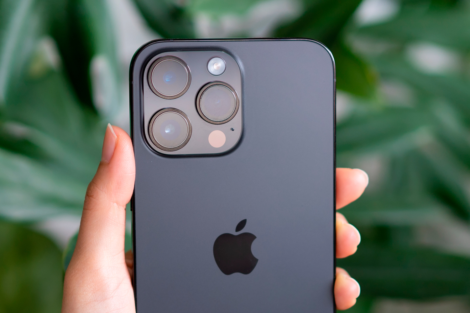 Kalleimmissa iPhone-malleissa on kolmen takakameran lisäksi salama ja LiDAR-sensori.