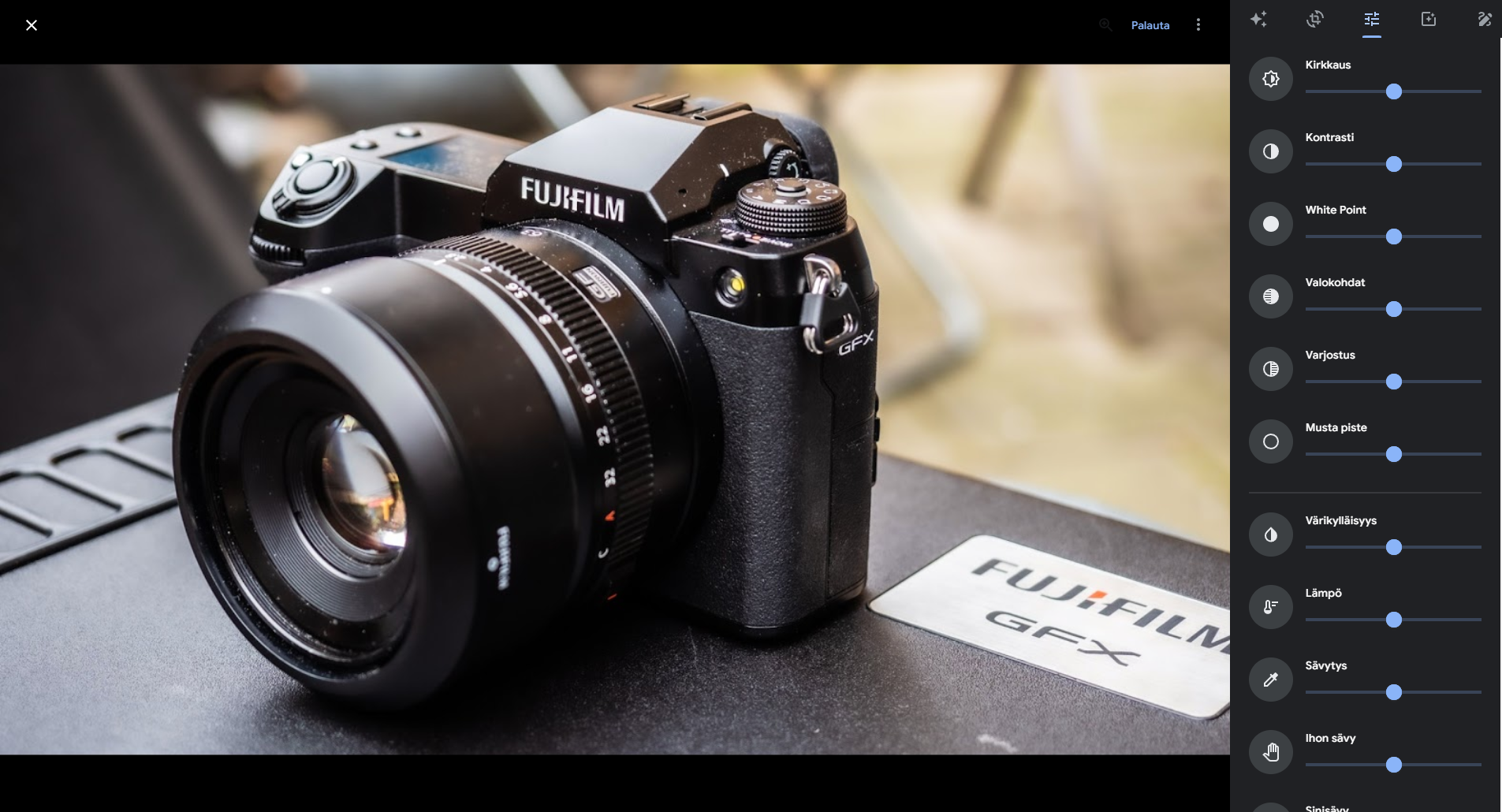 Google Kuvat sisältää kaikki perusmuokkaustoiminnot ja lisäksi automaattisia Filttereitä