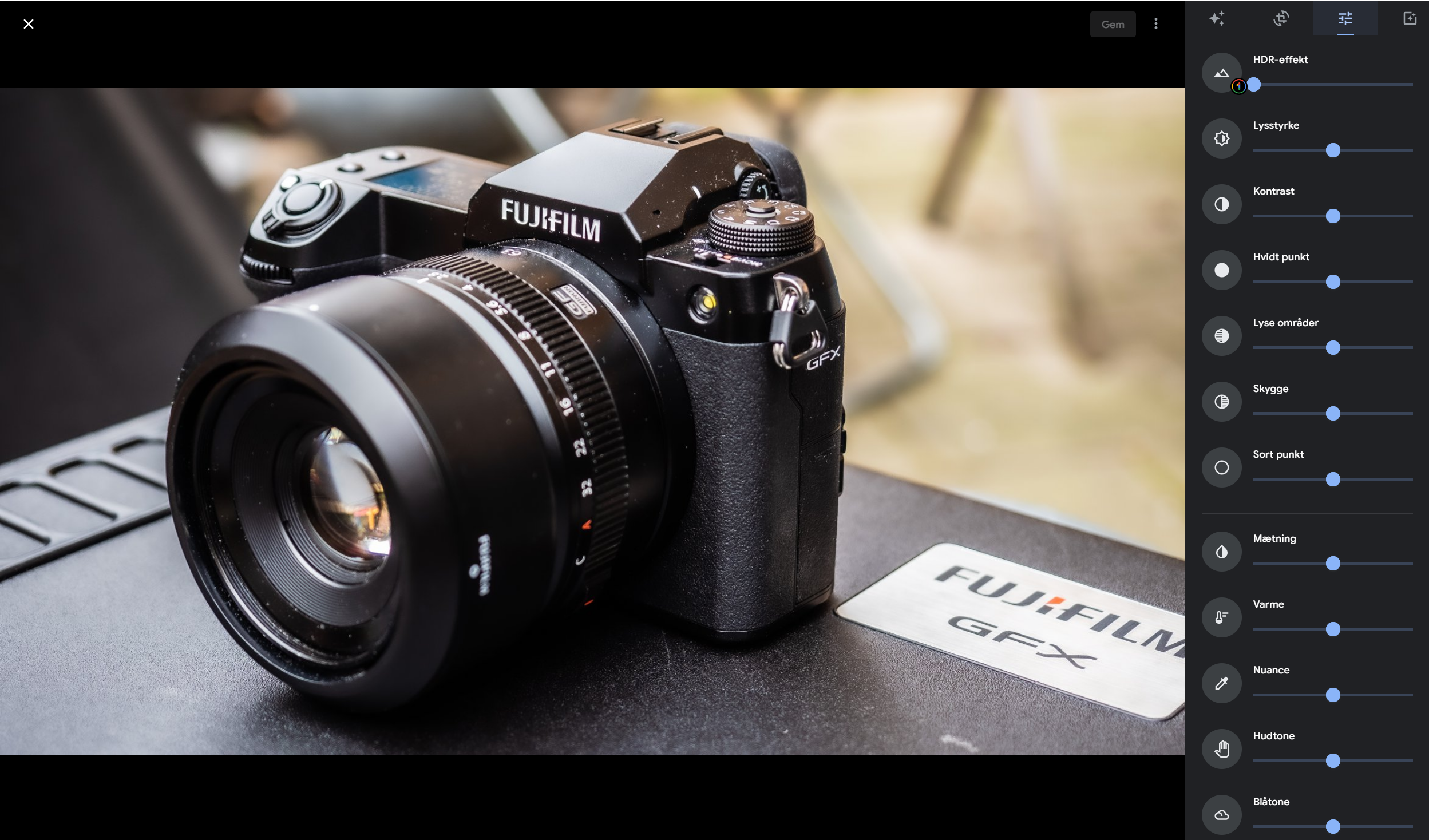 Der er adgang til alle de klassiske redigeringsfunktioner og smarte automatiske optimeringer via ikonerne oppe i højre hjørne.