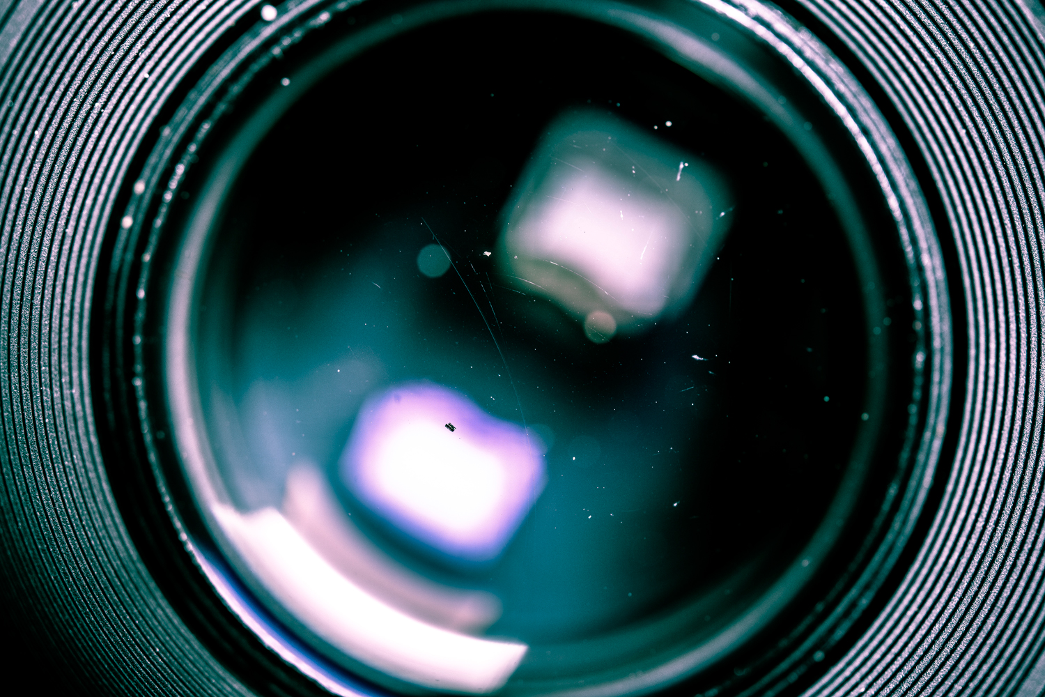 Linssisuojus suojaa kameran linssiä naarmuuntumiselta.