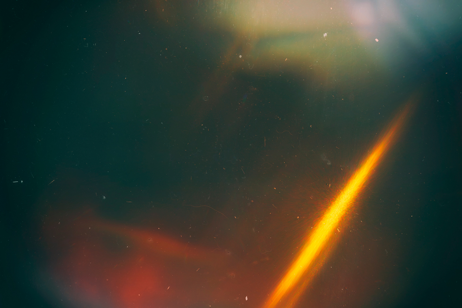 Modlys og sidelys kan afsløre om objektivet har en ridse.