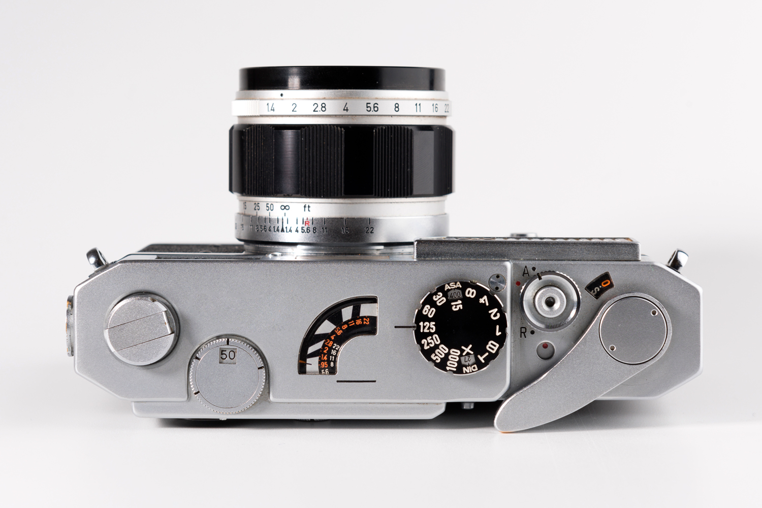 Lukkertiden styres på selve kameraet, mens blenderåpning og fokus styres på objektivet.