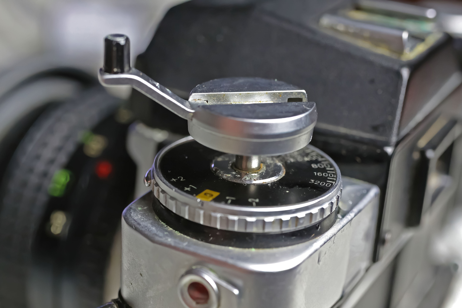 Filmi kelataan käsin takaisin rullalle, kun koko filmi on kuvattu täyteen.