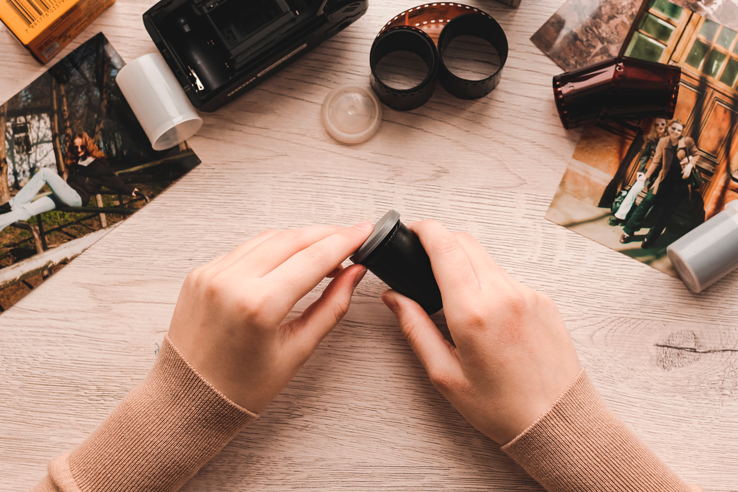 Hos fotobutikken kan man typisk både få fremkaldt sine analoge filmruller som papirbilleder og digitale filer.