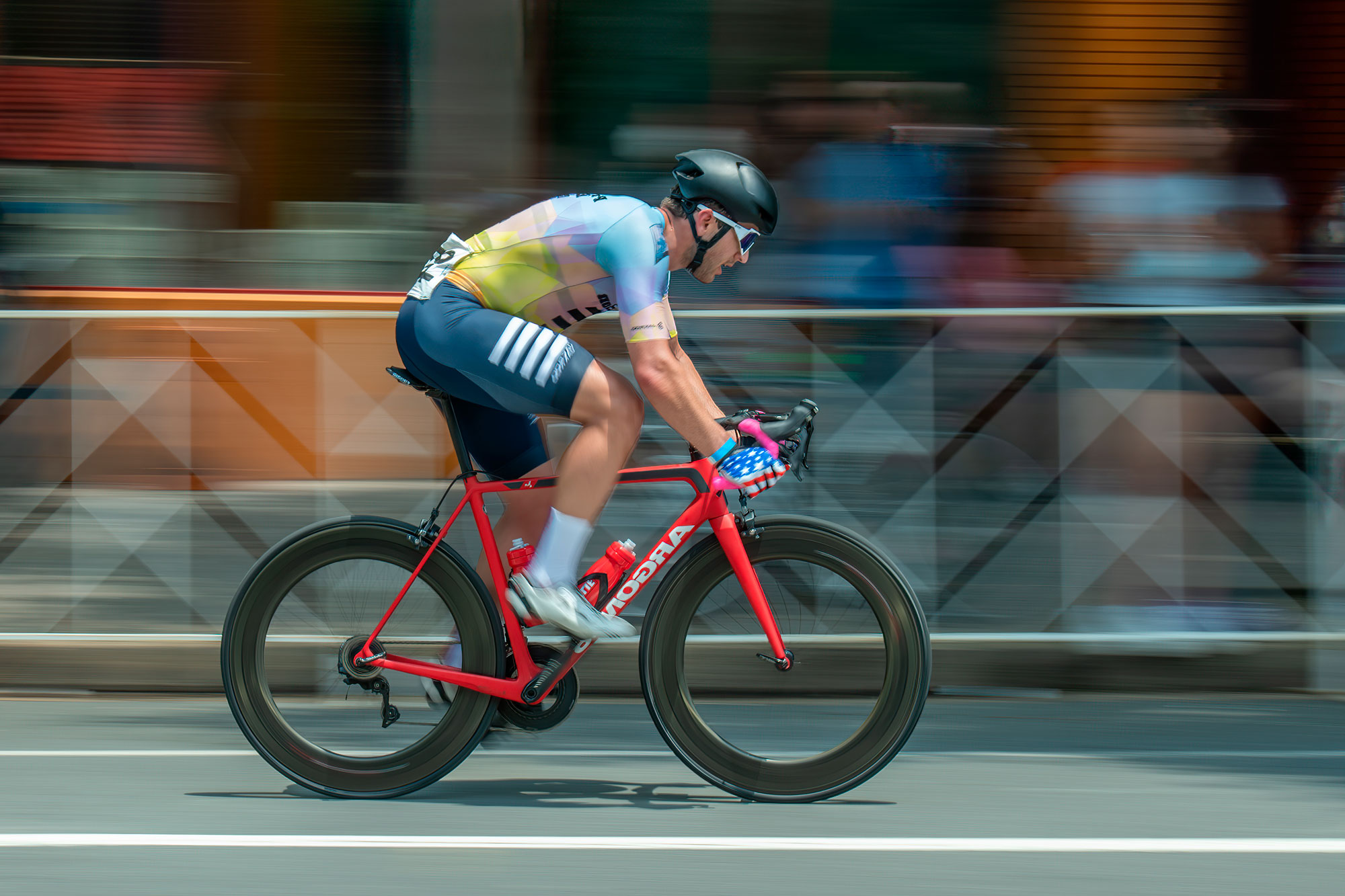 En god panorering der rytteren er skarp og bakgrunnen er uskarp.