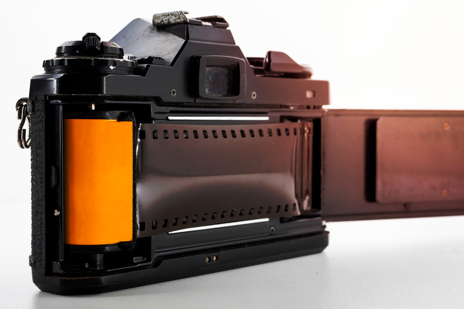 Kameran takaosa avataan filmin lataamista tai poistamista varten.