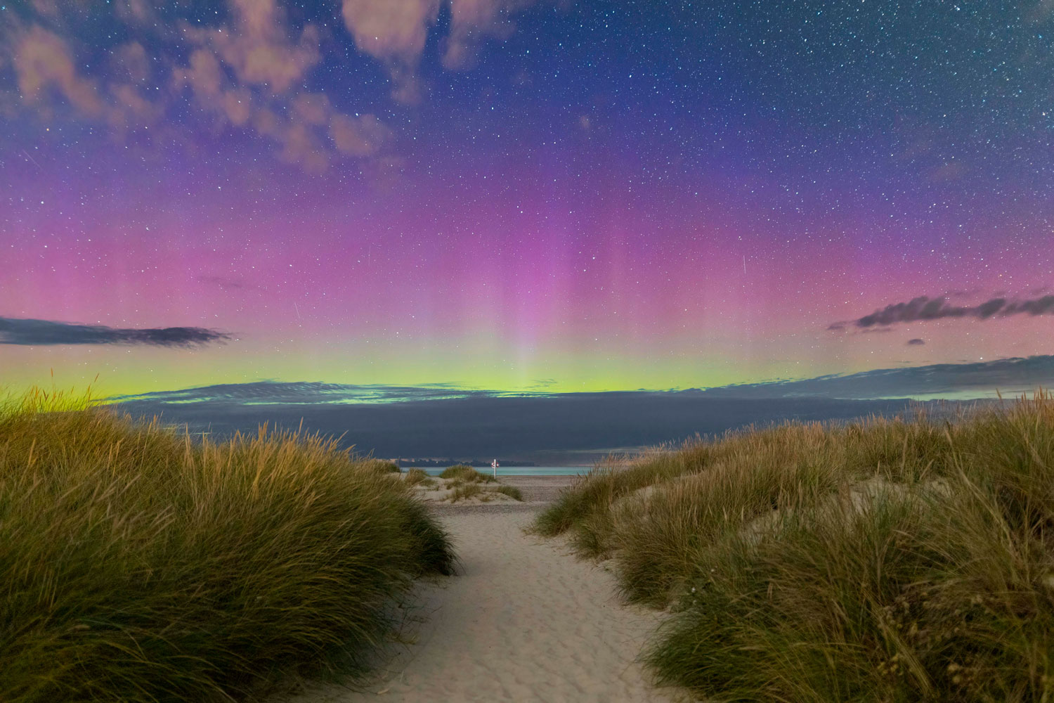 Her lyser nordlyset over en strand ved Skagen. 