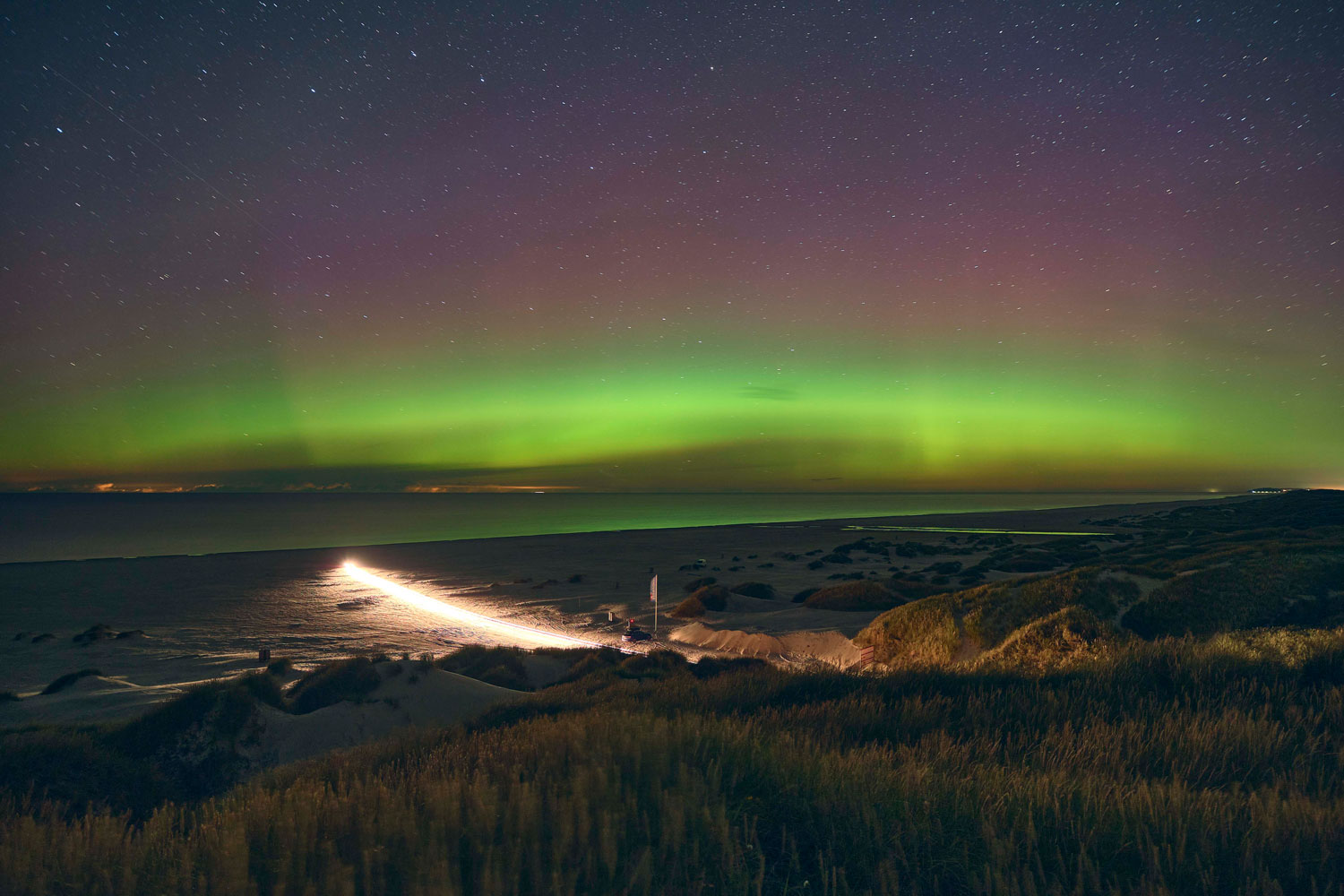 Langs Vestkysten, eksempelvis ved Thy, er der fine muligheder for at få et skud af nordlyset i kassen.