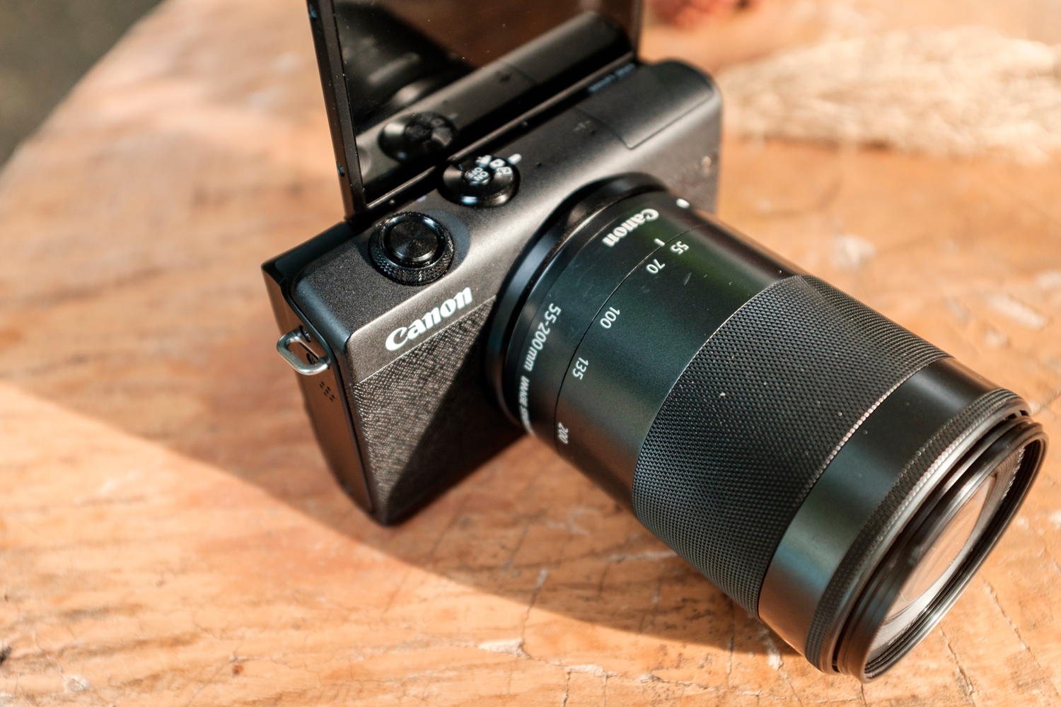 Brændvidden på det forholdsvis kompakte objektiv er 200 mm, hvilket svarer til 320 mm på et full-frame-kamera.