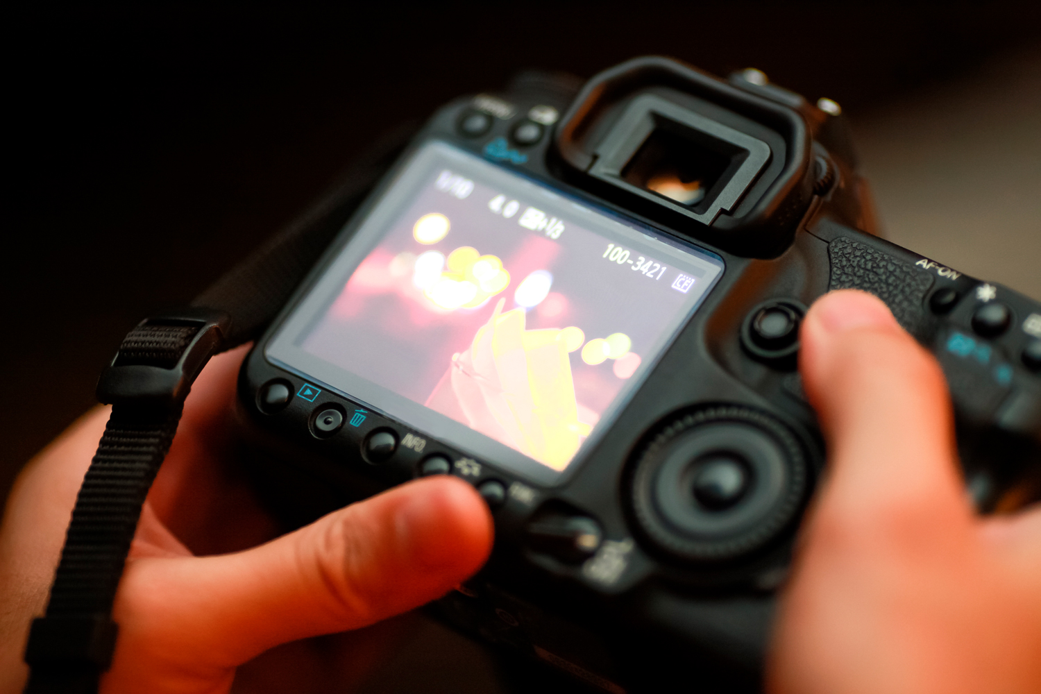 Visar skärmen bilden som den ska, och är den repfri? Det är viktigt att kontrollera innan du köper en begagnad kamera.