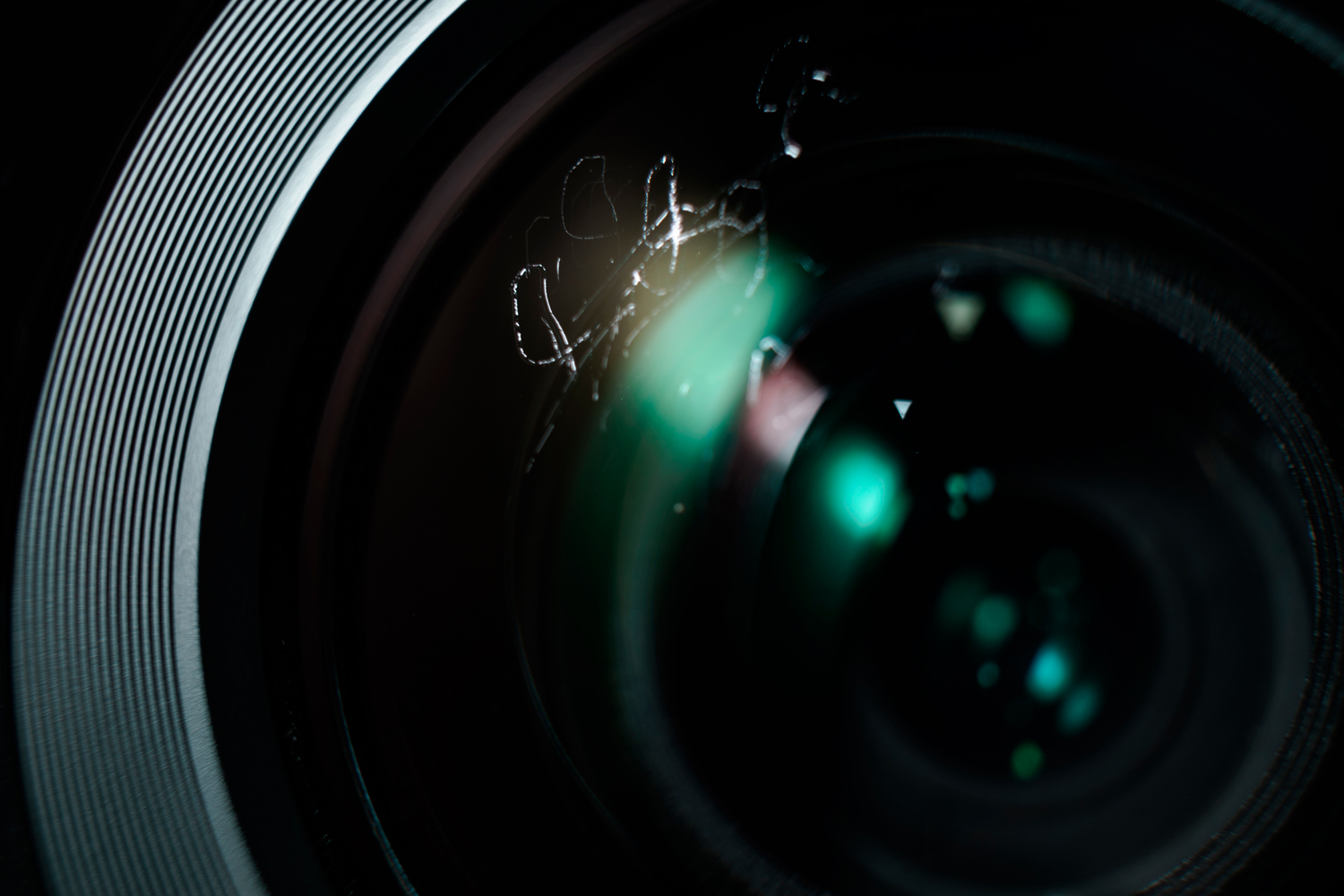 Objektiivin etulasissa on naarmuja.