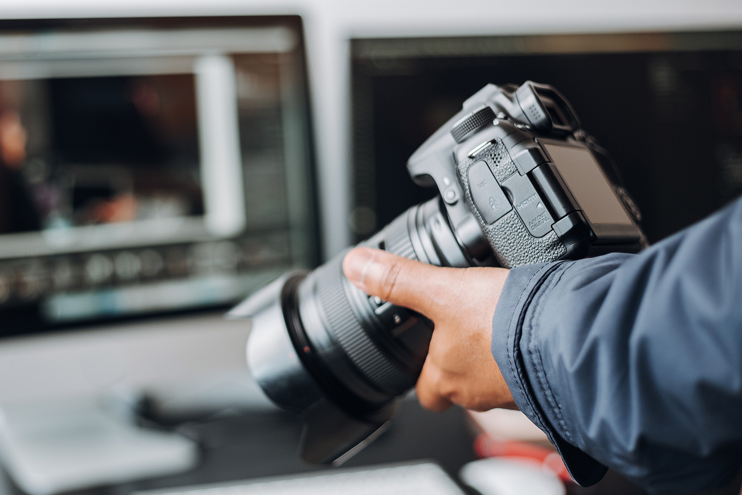 Fotograf håller en kamera