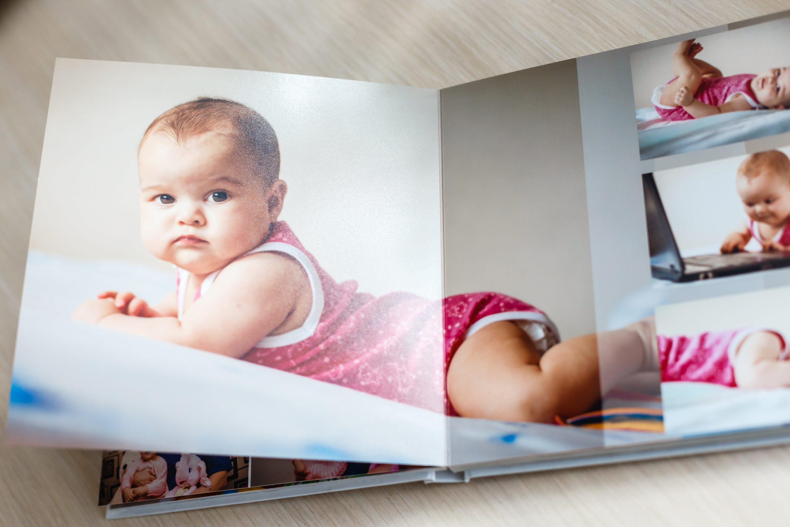 Opslået fotobog med billeder trykt på glansfuldt papir i høj opløsning.