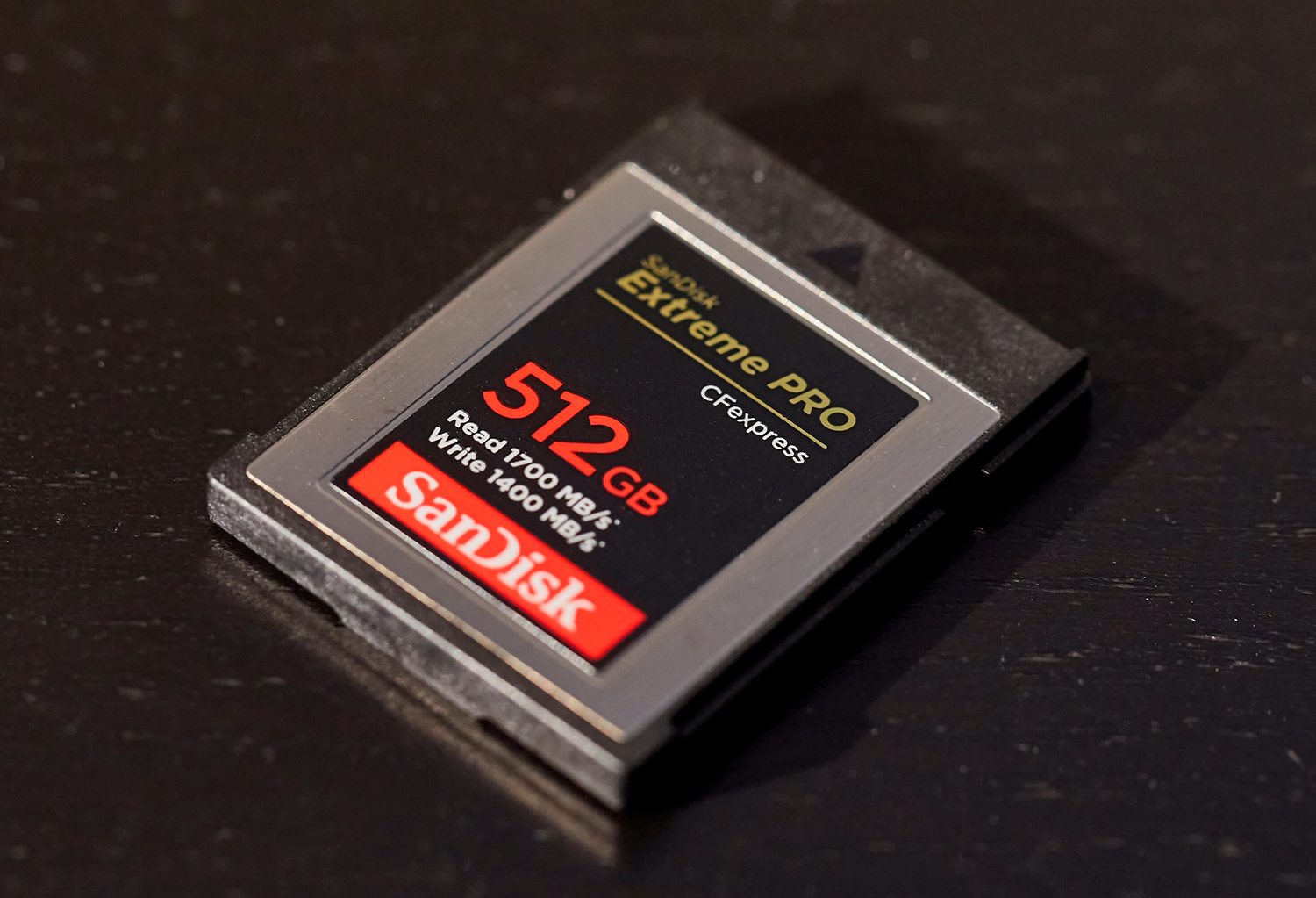 CFexpress-muistikortti, jonka lukunopeus on jopa 1700 Mt/s ja kirjoitusnopeus jopa 1400 Mt/s.