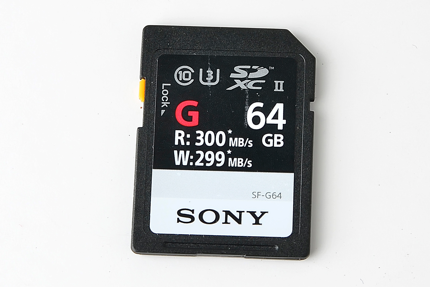 Et SD-kort i UHS-II-kategorien, klassificeret med 10 i standard hastighedsangivelse og et 3-tal i UHS-hastighedsangivelse. Det læser med 300 MB/s (R) og skriver med 299 MB/s (W).