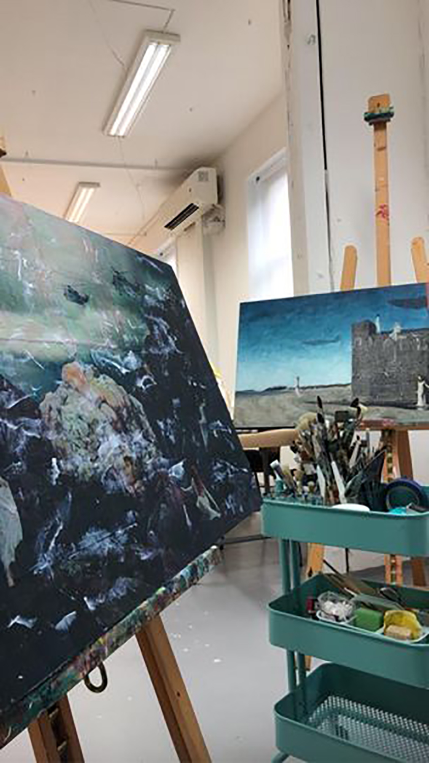 Før hun begynner å male, skriver Ingvild ut bildet og limer det på en MDF-plate.