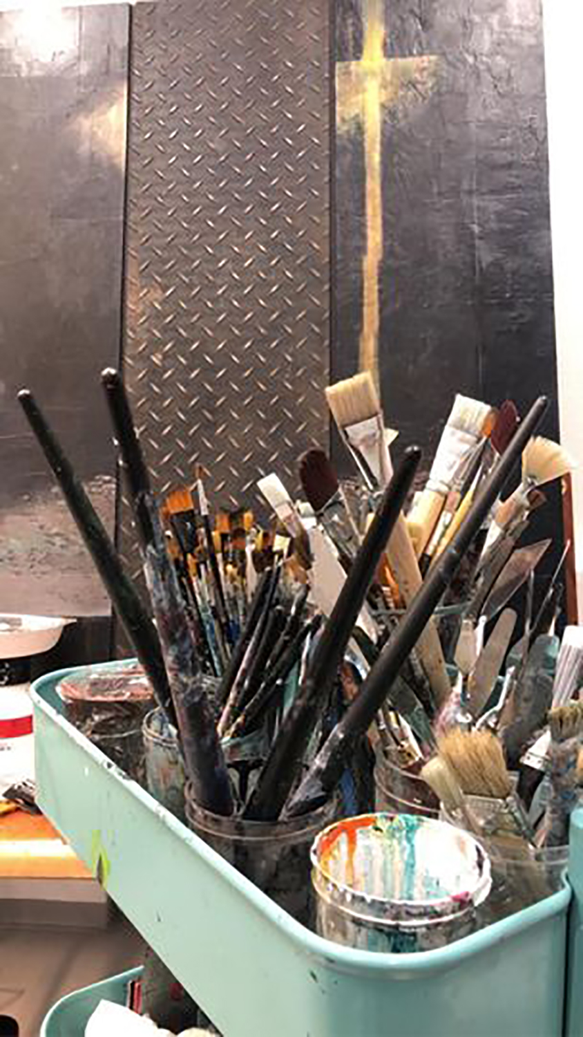 Udover maling tilsætter Ingvild også materialer som metal og stof.