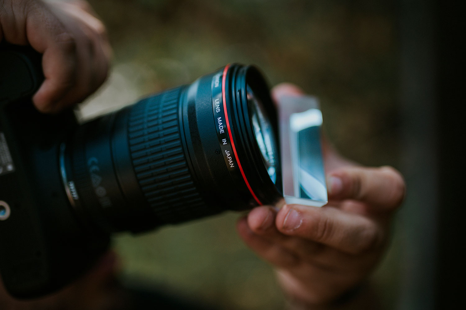 Kameran eteen tuotu prisma taittaa valoa ja synnyttää mielenkiintoisia heijastuksia.