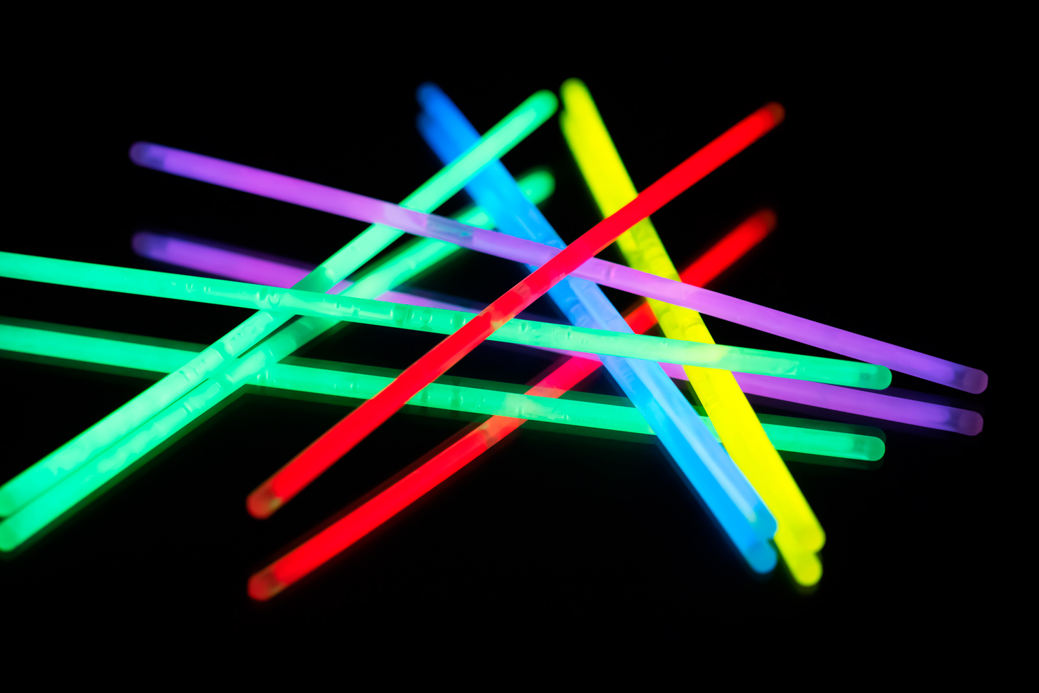 När kamerans slutartid är lång förvandlas dina rörelser i luften med lysrör till färgglada penseldrag.